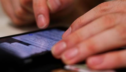 Uso de la app WhatsApp en un móvil