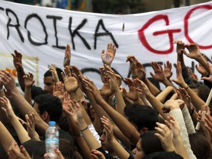 Un grupo de estudiantes chipriotas protesta ante el palacio presidencial de Nicosia el pasado 26 de marzo