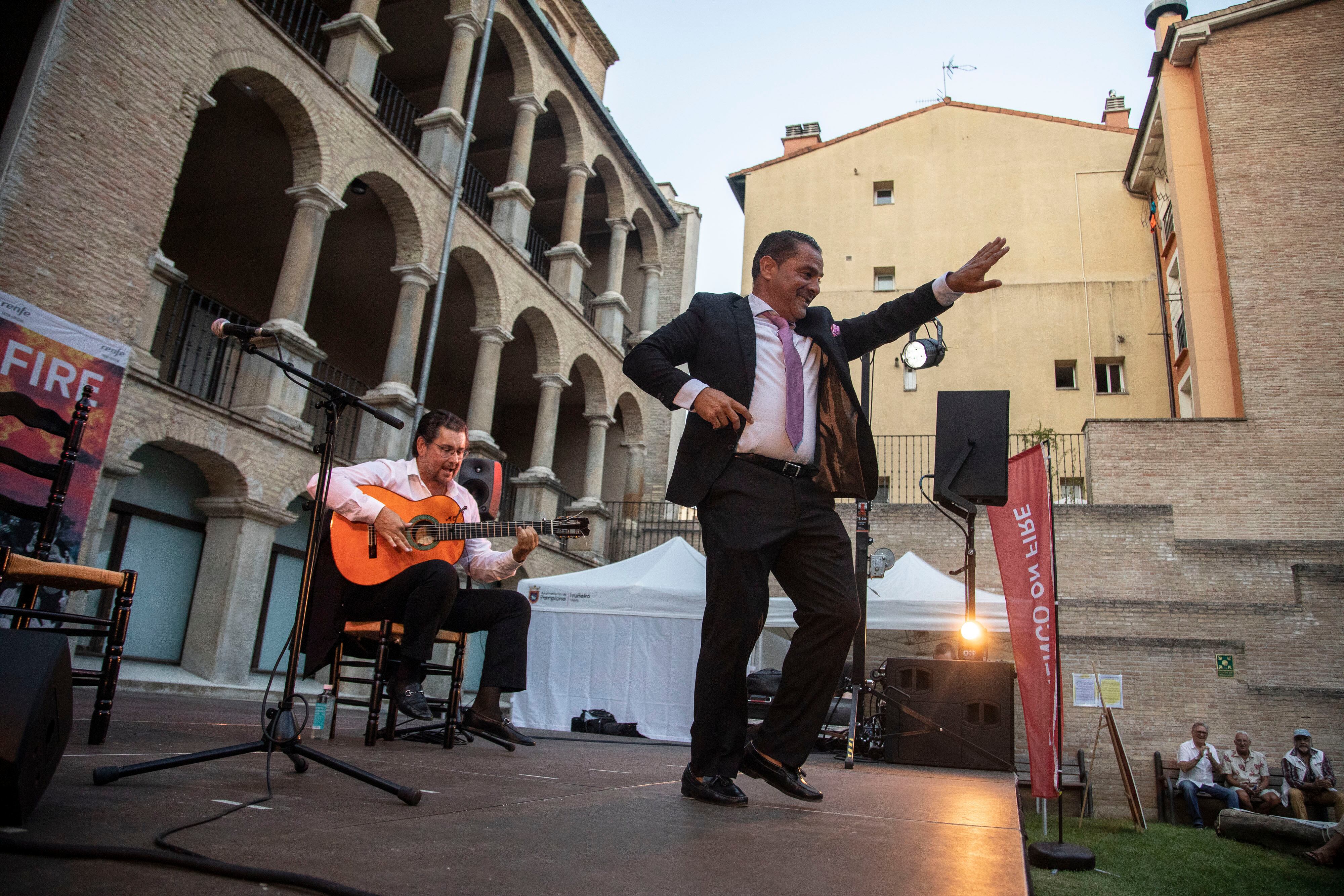 El cantaor José Carpio Mijita y el guitarrista Antonio Higuero, juntos durante su actuación en el Palacio de Ezpeleta de Pamplona durante el festival Flamenco on Fire.