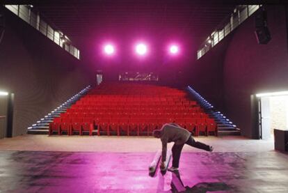 Un operario trabaja en el teatro del Centro Conde Duque, en Madrid.