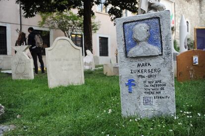 Una vista de la instalación de arte 'Eternity with tombstones', expuesta después de la ceremonia donde el artista italiano Maurizio Cattelan recibió el título de profesor honorario de escultura en la Accademia delle Belle Arti el 23 de abril de 2018 en Carrara (Italia). 'Eternity', concebida por el artista y realizada por estudiantes, trata el tema de la muerte y los rituales funerarios sobre artistas del pasado y del presente. Para este proyecto, donó 30,000 euros para becas a estudiantes.