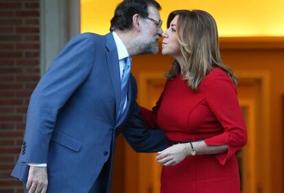Mariano Rajoy recibe a Susana Diaz en la Moncloa, el lunes.