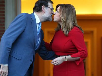 Mariano Rajoy recibe a Susana Diaz en la Moncloa, el lunes.