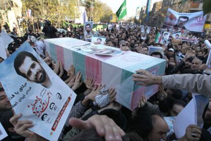 El féretro del científico iraní asesinado el jueves es trasladado durante el funeral en la Universidad de Teherán.