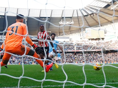 Ivan Toney marca ante Ederson el gol de la victoria del Brentford frente al City este sábado.