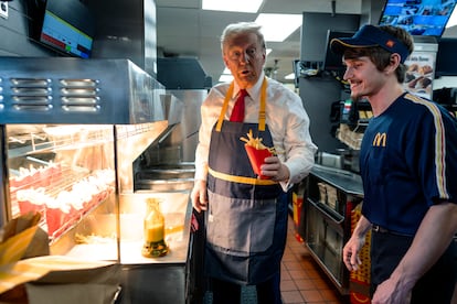 Trump se lanz como candidato presidencial para un segundo periodo en 2024. En la imagen, trabaja detrs del mostrador durante un acto de campa?a en el restaurante McDonald's en Pensilvania, el 20 de octubre de 2024.