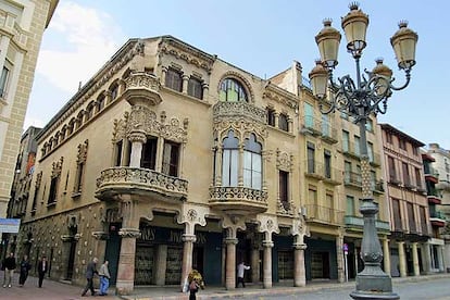 La Casa Navàs (1901-1907), obra de Lluís Domènech i Montaner, es uno de los edificios modernistas destacados de Reus y conserva todo el mobiliario original de Gaspar Homar.