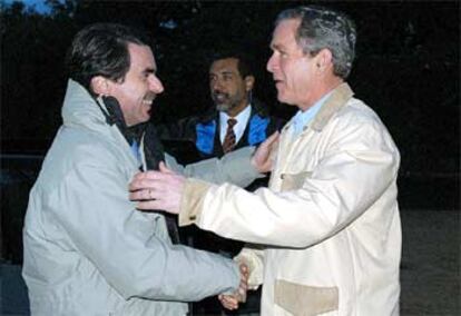 George W. Bush recibe a José María Aznar en su rancho de Crawford en la noche del viernes (madrugada de ayer en España).