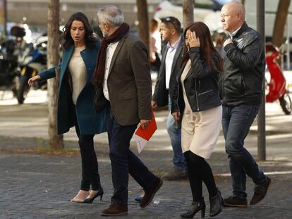 Ines Arrimadas, pierde un zapato a su llegada a los juzgados.