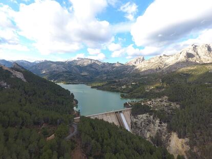 Embalse de Guadalest, el pasado mes de marzo, en una imagen cedida por la Confederación Hidrográfica del Júcar..