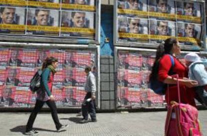 Vista de carteles con propaganda electoral en el centro de Buenos Aires.