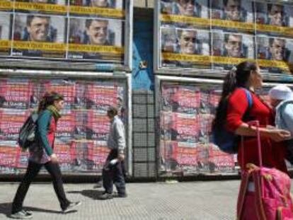 Vista de carteles con propaganda electoral en el centro de Buenos Aires.