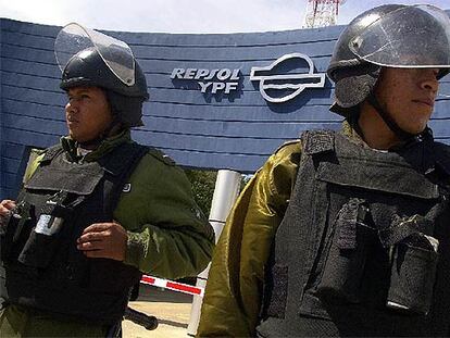 Dos policías bolivianos custodian la entrada de las oficinas de Repsol-YPF en Santa Cruz de la Sierra, el pasado 3 de mayo.