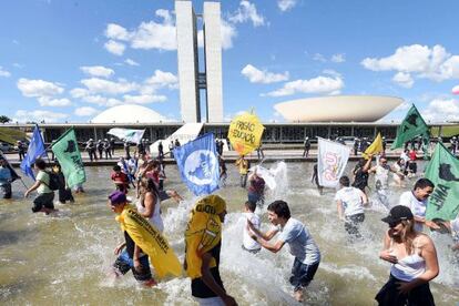 Estudantes protestam em frente ao Congresso Nacional nesta ter&ccedil;a-feira.