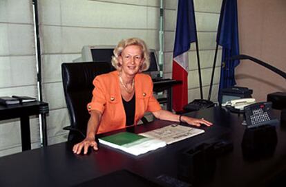 Nicole Fontaine, en su despacho del Ministerio de Industria francés.