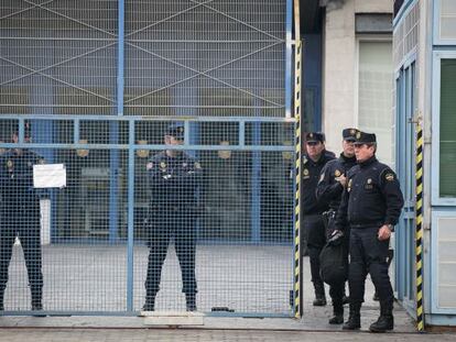 Policías vigilan al entrada principal del CIE de Barcelona.