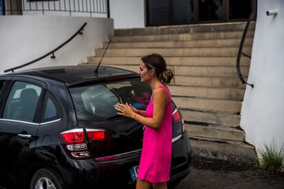 Una vecina de Todoque, este martes, junto a su coche cargado para abandonar su barrio.