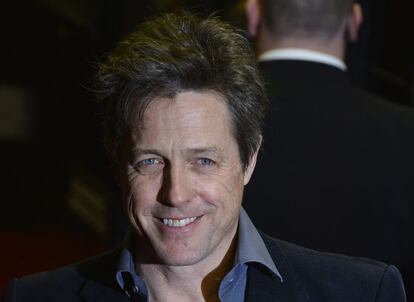 Hugh Grant se tiñe el pelo francamente bien.