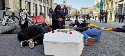 Varias manifestantes durante una protesta en Madrid de jóvenes colombianos por la violencia en su país.