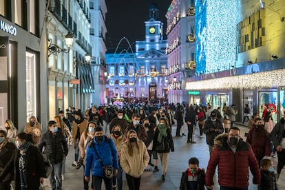 Christmas shoppers in the center of Madrid.
