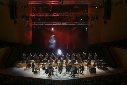 Actuación de OBC (Barcelona Symphony Orchestra), Brad Lubman y Terry Riley durante la jornada inaugural del Sónar 2018.