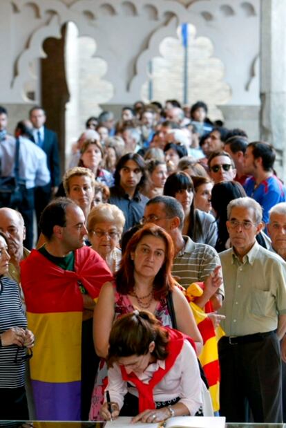 Gran número de personas hacen cola para firmar en el libro colocado en el Palacio de la Aljafería donde se situó la capilla ardiente de José Antonio Labordeta.