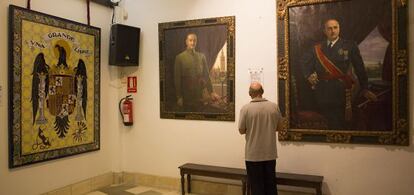 Un hombre observa los retratos de Franco y Queipo de Llano en el Museo Militar.