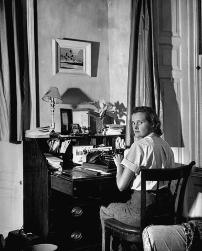 Daphne Du Maurier en su escritorio.