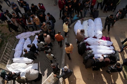 Un grupo de cadáveres se encuentran en el exterior del hospital Al Ahli en la ciudad de Gaza, tras varios bombardeos israelíes sobre la Franja, este martes.