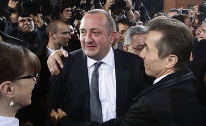 El candidato Margvelashvili (centro) celebra los resultados.