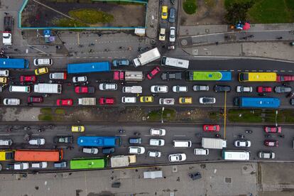 Tráfico en una avenida de Bogotá en Colombia