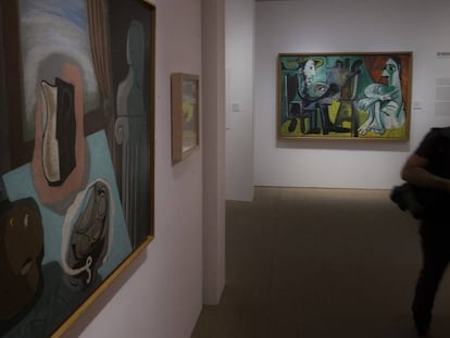 A la izquierda, 'El jarrón que tuvo flores' (1926), de Peinado, y 'El pintor y la modelo' (1963), de Picasso, en la exposición que reúne la obra de ambos artistas en Sevilla.