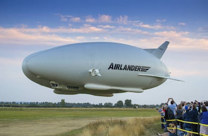 El Airlander 10 durante uno de sus vuelos de prueba.