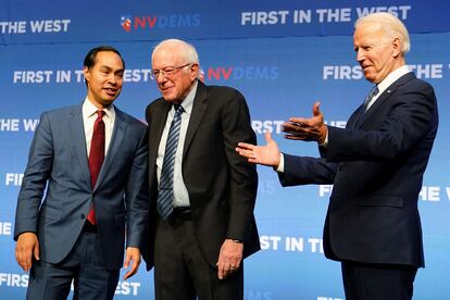 Julián Castro, Bernie Sanders y Joe Biden, en un debate en Las Vegas.