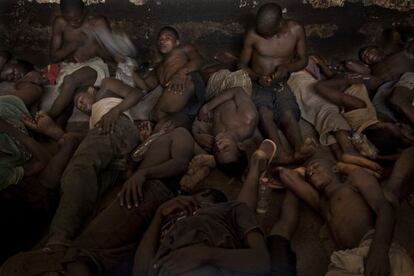 Jóvenes apiñados en la cárcel de Freetown.