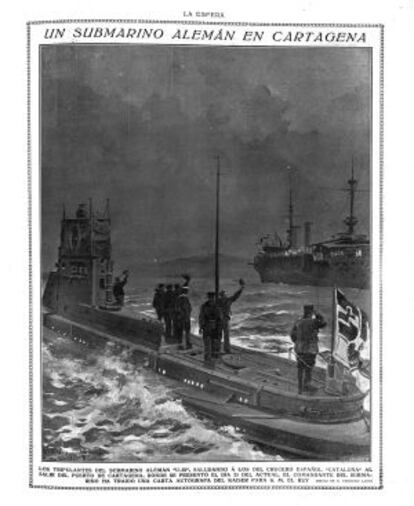 La tripulación del submarino alemán U-35, en Cartagena, saluda a marineros del Catalunya