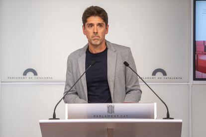 El portavoz de Comuns en el Parlament, David Cid, ofrece una rueda de prensa en la sala de prensa del hemiciclo.