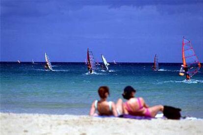 Bañistas y surfistas disfrutan de la playa de Barca, en la península de Jandía (Fuerteventura).