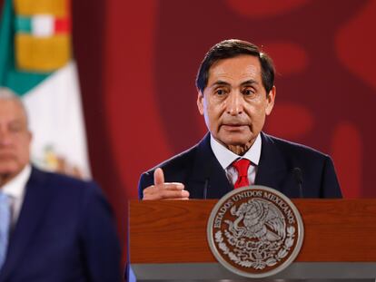 El secretario de Hacienda, Rogelio Ramírez de la O, habla durante una rueda de prensa en Palacio Nacional, en agosto de 2022.