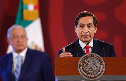 El secretario de Hacienda, Rogelio Ramírez de la O, y el presidente de México, Andrés Manuel López Obrador