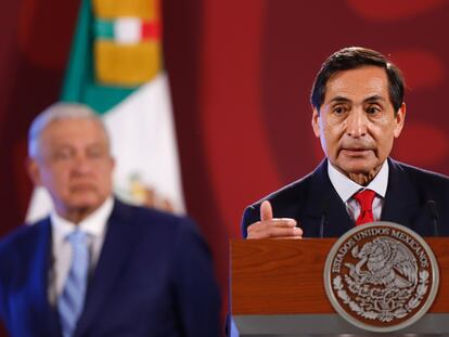 El secretario de Hacienda, Rogelio Ramírez de la O, habla durante una rueda de prensa en Palacio Nacional, en agosto de 2022.