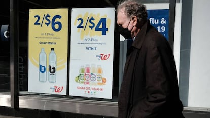 NEW YORK, NEW YORK - FEBRUARY 14: A man walks by a store displaying prices in a window in Manhattan on February 14, 2023 in New York City. The Dow was down in morning trading following news that the January consumer price index (CPI) report showed that inflation grew at a 6.4% annual rate, which was slightly higher than expected. Spencer Platt/Getty Images/AFP (Photo by SPENCER PLATT / GETTY IMAGES NORTH AMERICA / Getty Images via AFP)