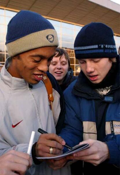 Ronaldinho firma un autógrafo a su llegada a Donetsk.