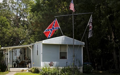 Una bandera confederada cuelga el lunes en el jardín de una casa en Summerville, Carolina del Sur, horas después de que la gobernadora de ese Estado pidiera la retirada de la bandera frente al Congreso estatal. La petición histórica ocurrió tan sólo cinco días después de que un joven blanco racista matara a nueve negros en una iglesia en Charleston