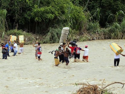 Fotografía de archivo fechada el 19 de noviembre de 2020 que muestra a un grupo de ciudadanos venezolanos que cruzan el caudal del río Táchira, en un intento por llegar a Cúcuta (Colombia).