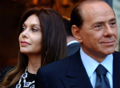 El primer ministro italiano, Silvio Berlusconi, y su esposa, Veronica Lario, acuden a una cena oficial en Roma, en 2004.
