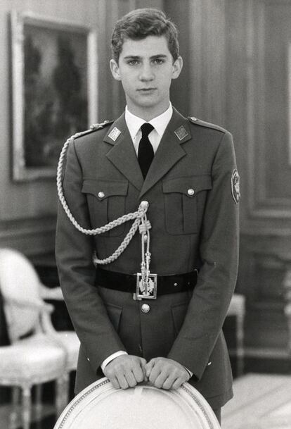 23 de diciembre de 1985. El príncipe Felipe posa vestido de militar en el palacio de la Zarzuela.