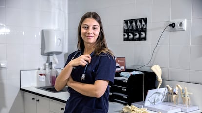 Andrea Benedito, valenciana de 25 años, que terminó la carrera de Veterinaria hace dos años y que quiere dedicarse a la cirugía de perros y gatos, en una imagen del pasado jueves.