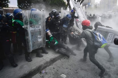 Un grupo de mujeres se enfrenta a la polica durante la manifestacin del 8-M en Ciudad de Mxico.