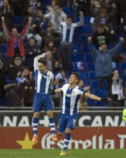 Sergio Garc&iacute;a y H&eacute;ctor Moreno festejan el gol.